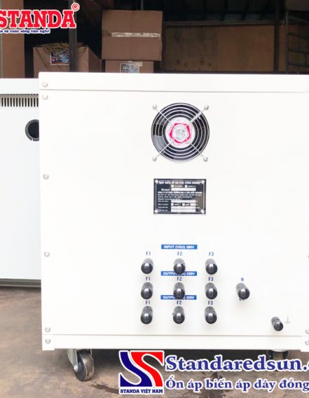 Ảnh biến áp tự ngẫu Standa 50KVA dải 380V -250V -200V mặt sau của máy