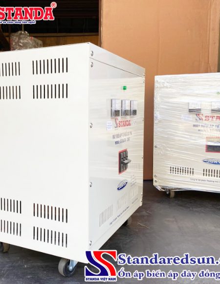 Biến áp tự ngẫu Standa 30KVA dải 380V - 220V - 200V mặt nghiêng của máy