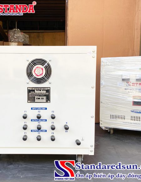 Biến áp tự ngẫu Standa 30KVA dải 380V - 220V - 200V mặt sau của máy