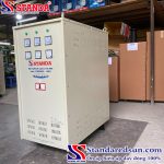 biến áp cách ly Standa 150KVA dải 380V-220V-200V mặt nghiêng của máy