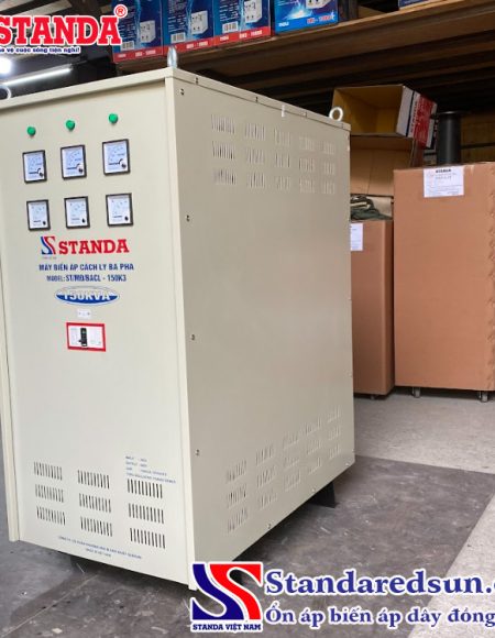 biến áp cách ly Standa 150KVA dải 380V-220V-200V mặt nghiêng của máy